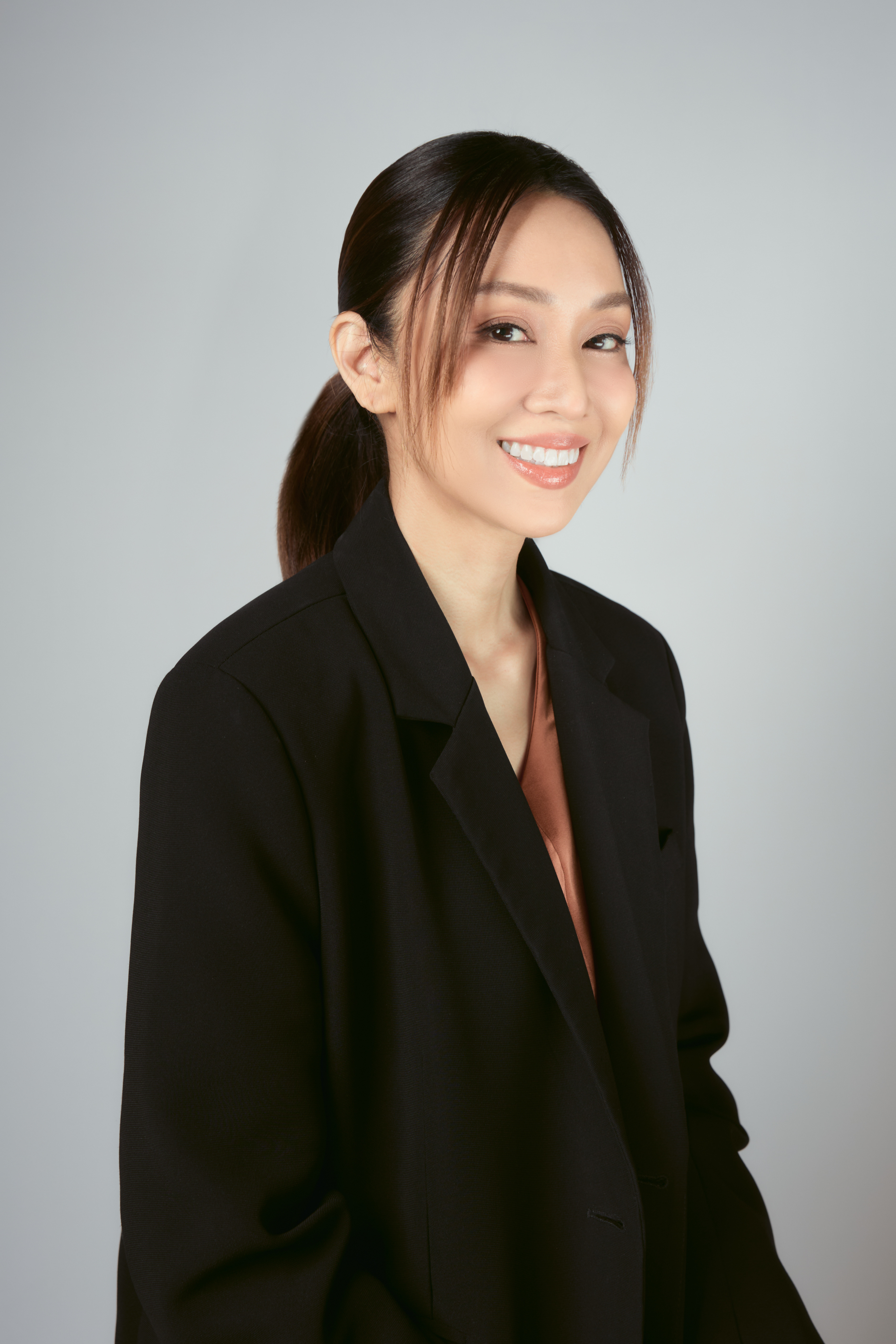 Miss Dhinapa<br />Apaivongse